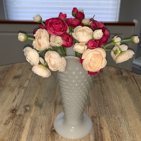 Milk glass vase only - Picture 1 of 9